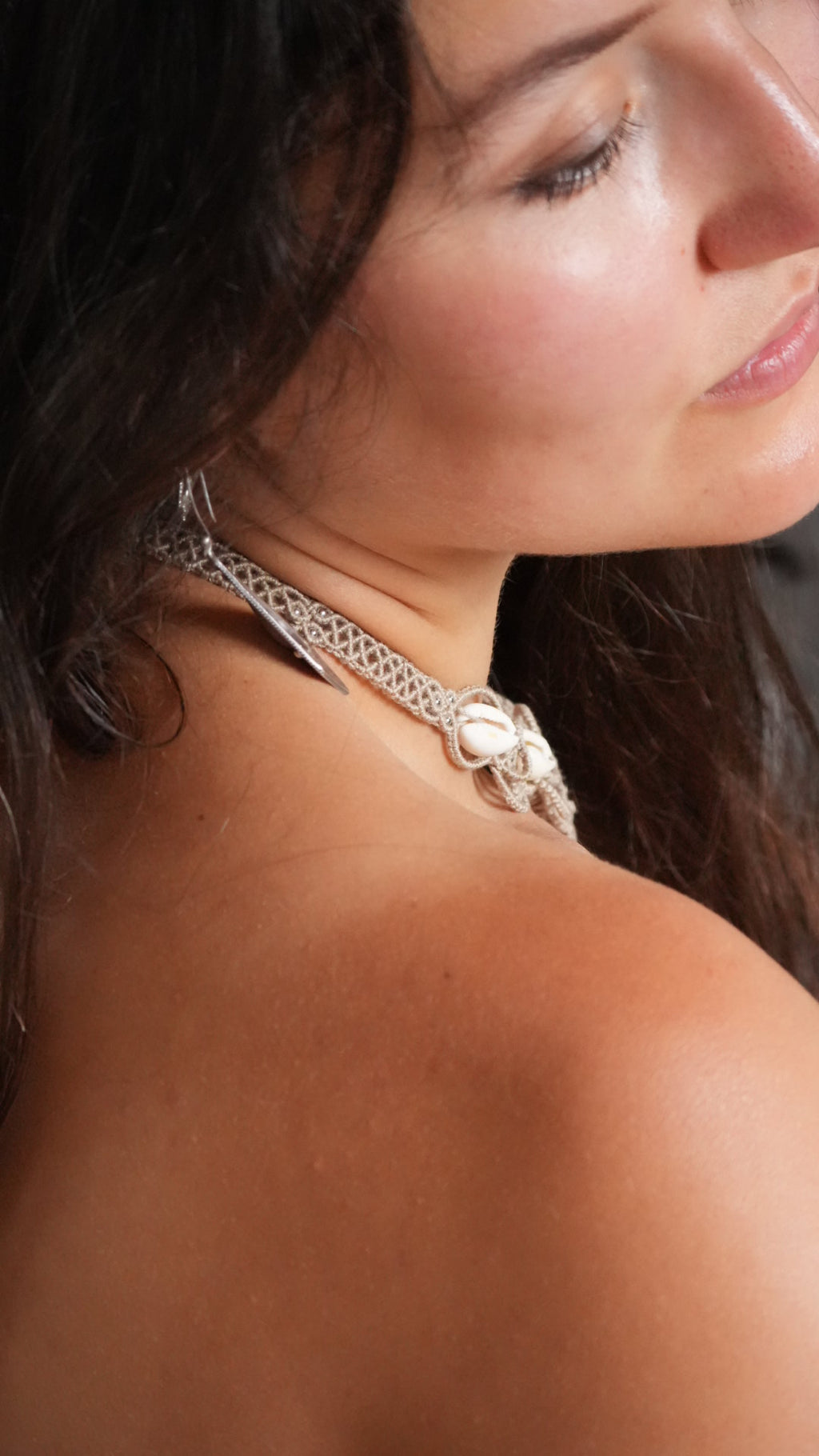 Collier plastron turquoise australienne et cauris – micro macramé