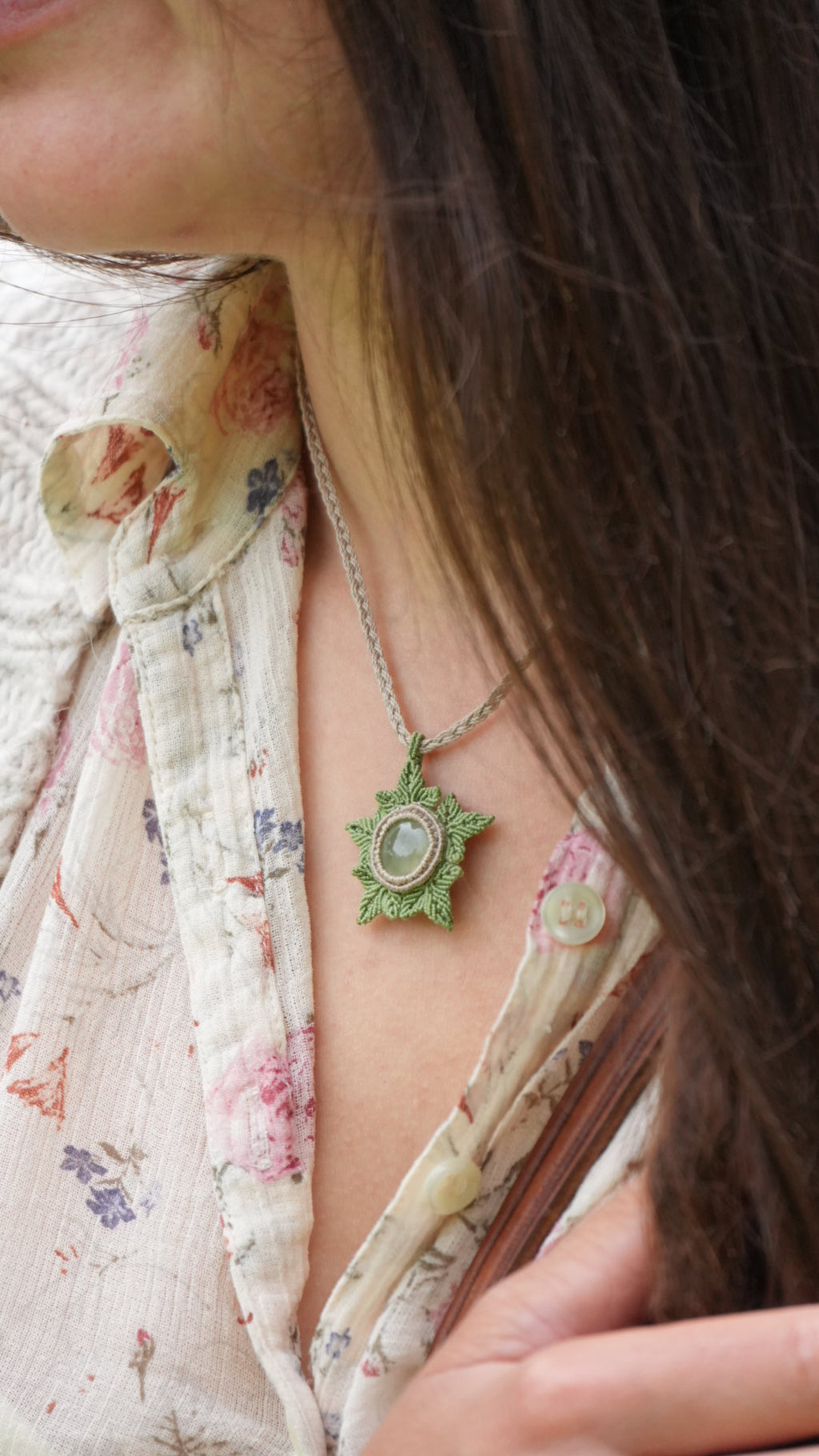 Pendentif elfique en micro macramé et phrénite verte - Coton & Astrance