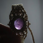 Manchette améthyste violette et coton beige, bracelet bohème elfique inspiré des rituels de sorcières et de la magie protectrice. Coton et Astrance