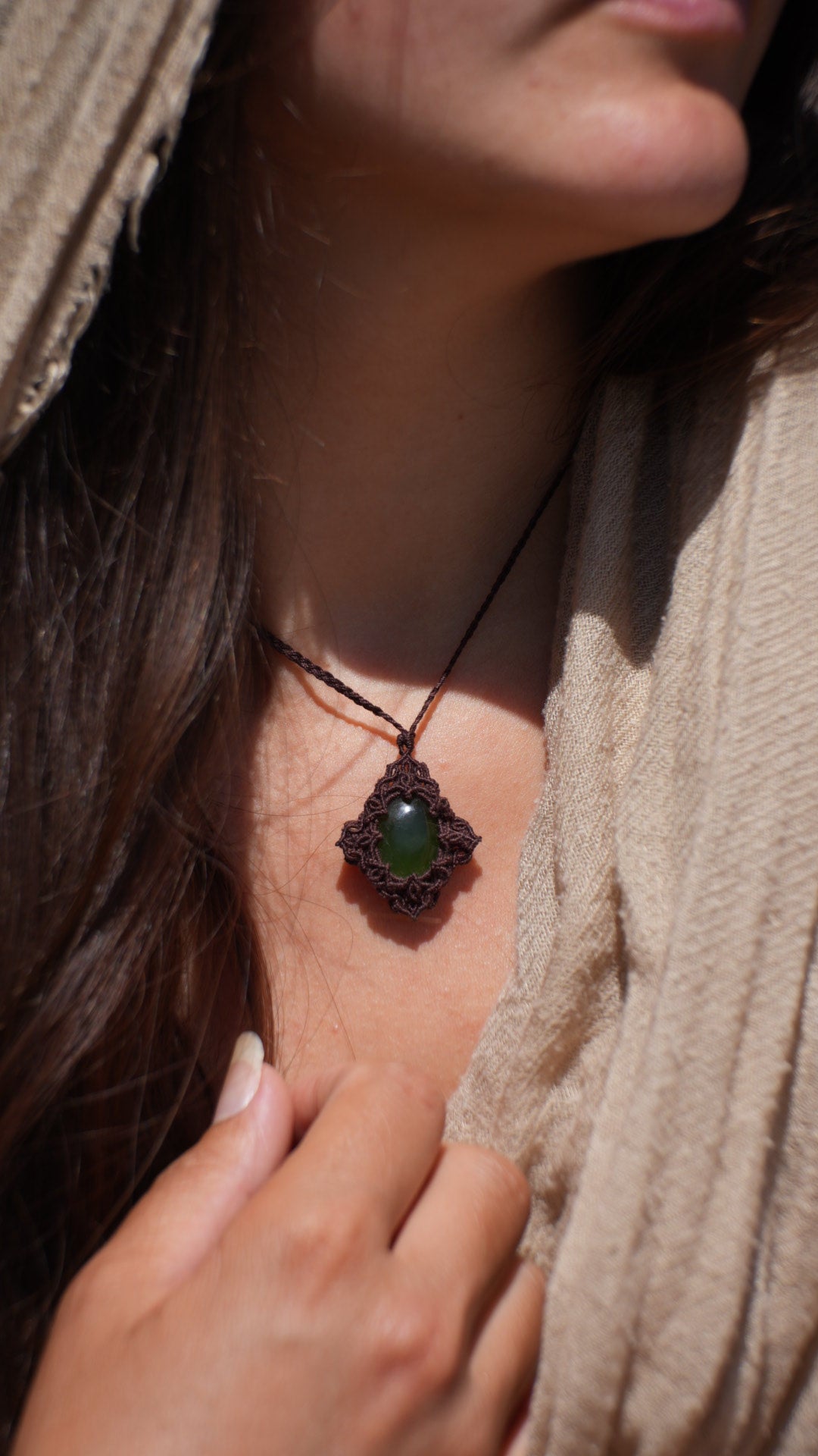 Pendentif jade vert naturel en micro macramé