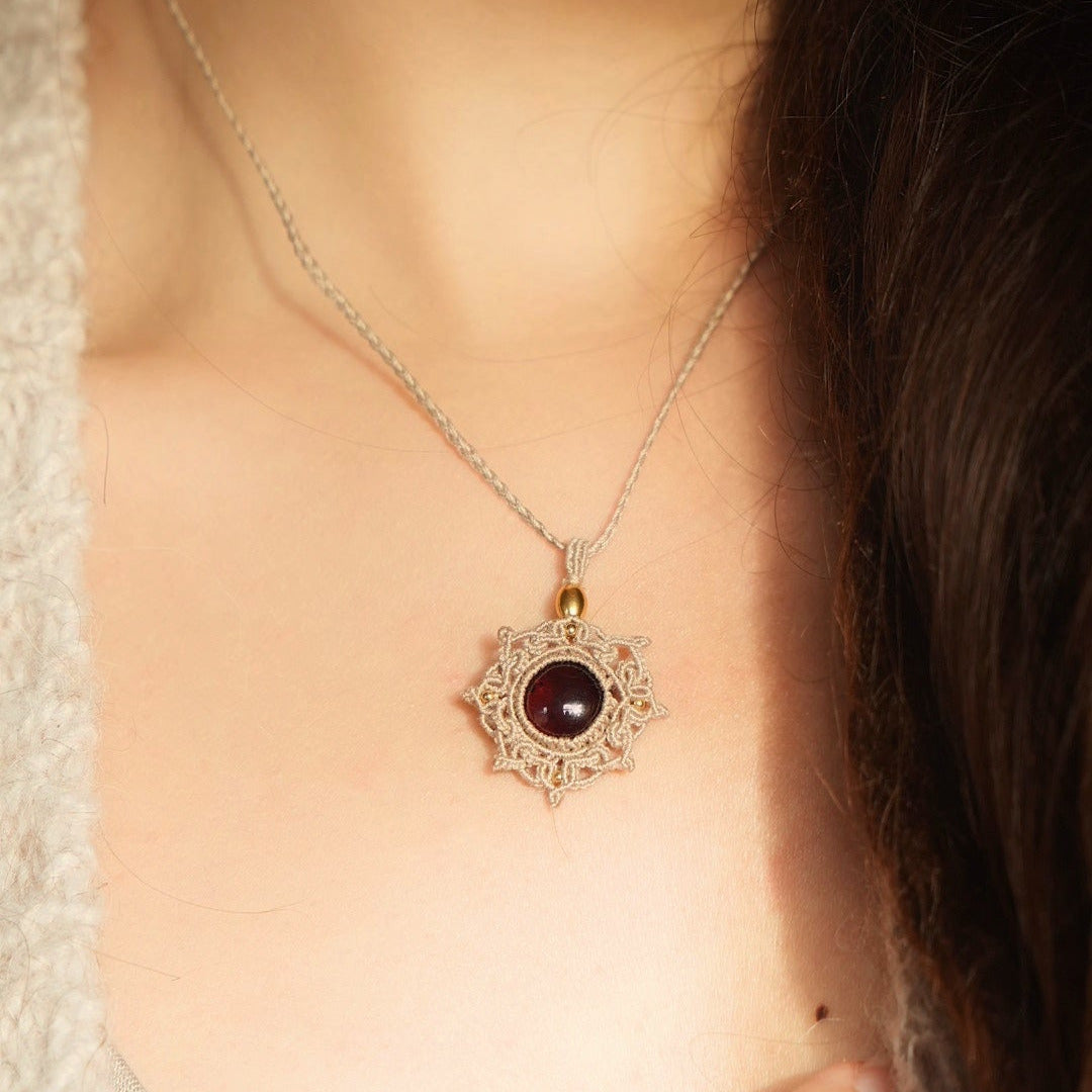 Collier Médaillon en micro macramé et grenat rouge