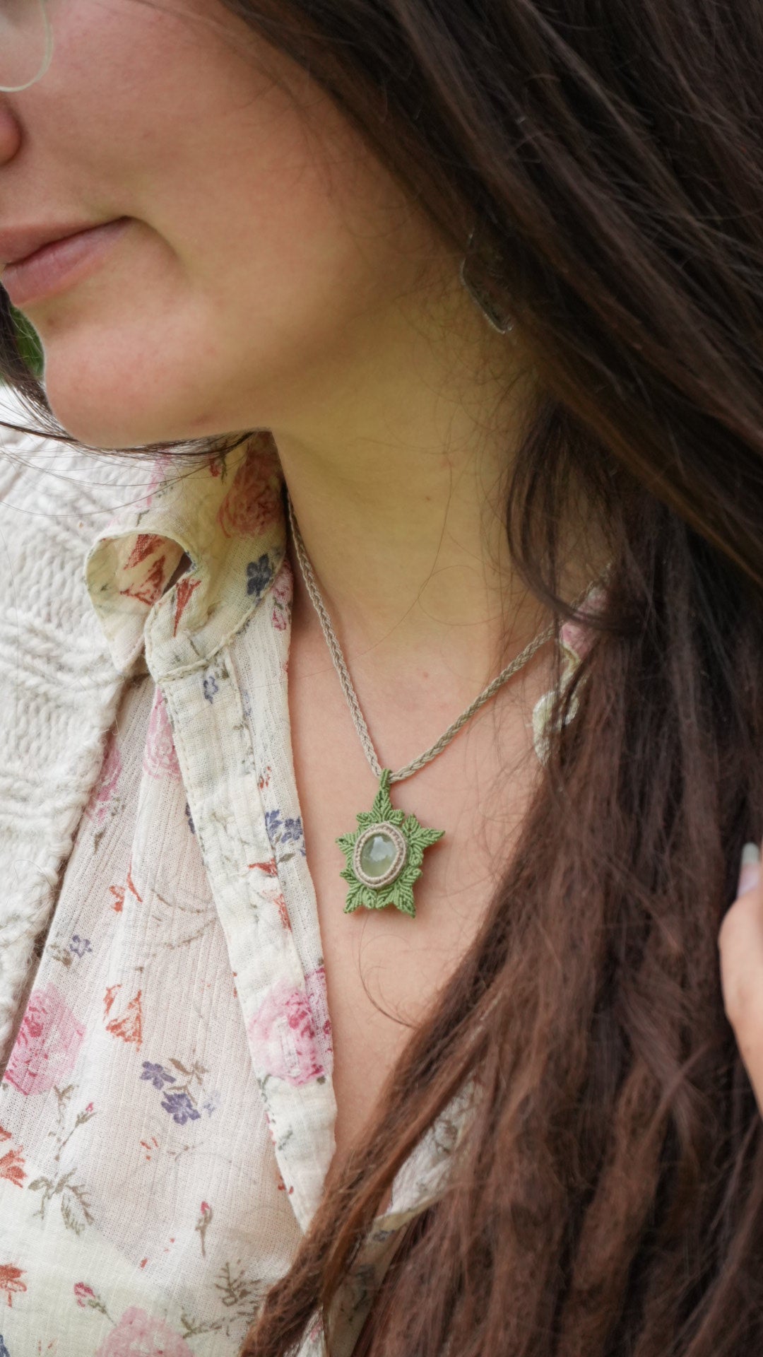 Pendentif elfique en micro macramé et phrénite verte - Coton & Astrance