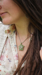 Pendentif elfique en micro macramé et phrénite verte - Coton & Astrance