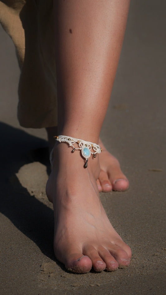 Bracelet de cheville bohème en micro macramé & larimar – Bijou de pied réglable et artisanal