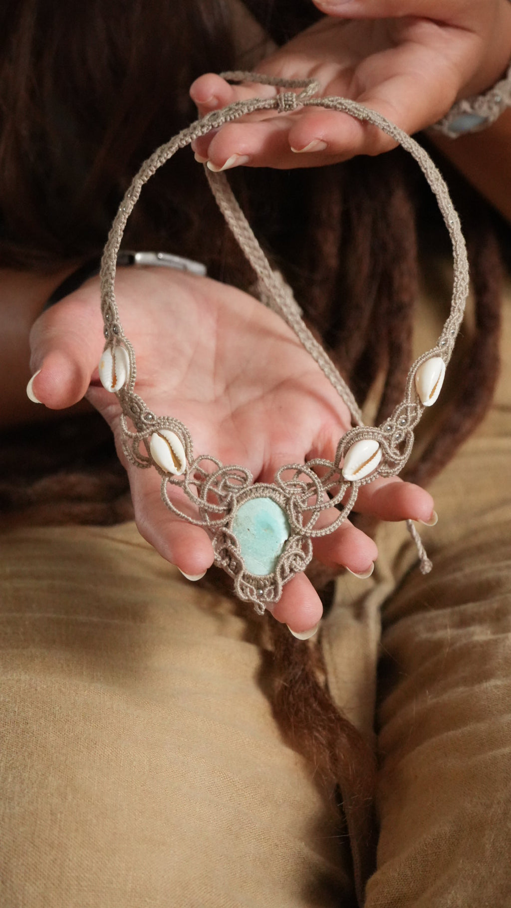 Collier plastron turquoise australienne et cauris – micro macramé