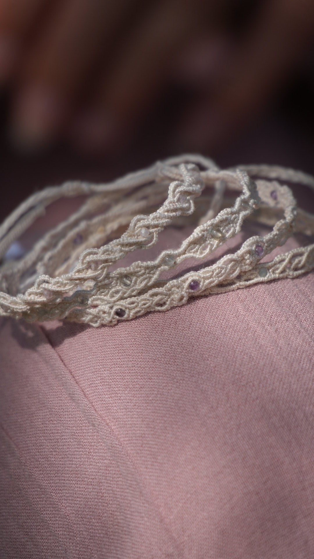 Bracelets minimalistes en micro macramé – quartz rose, améthyste, labradorite & verre bleu