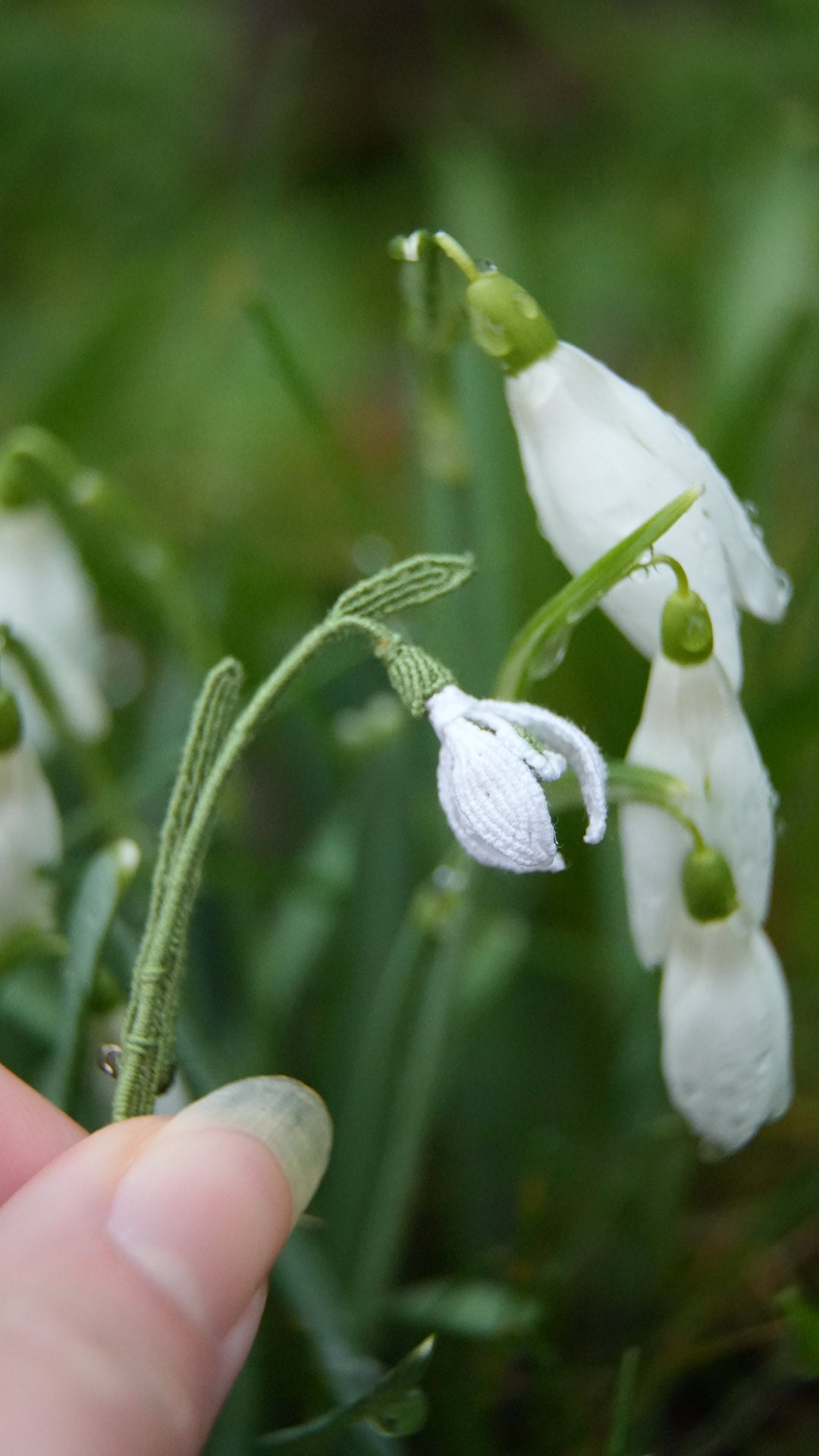 Broche perce-neige en micro macramé - Coton & Astrance