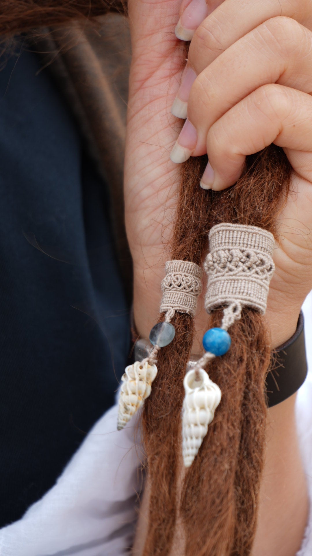 Perle de dreadlocks en micro macramé, fluorite et coquillage – bijou bohème