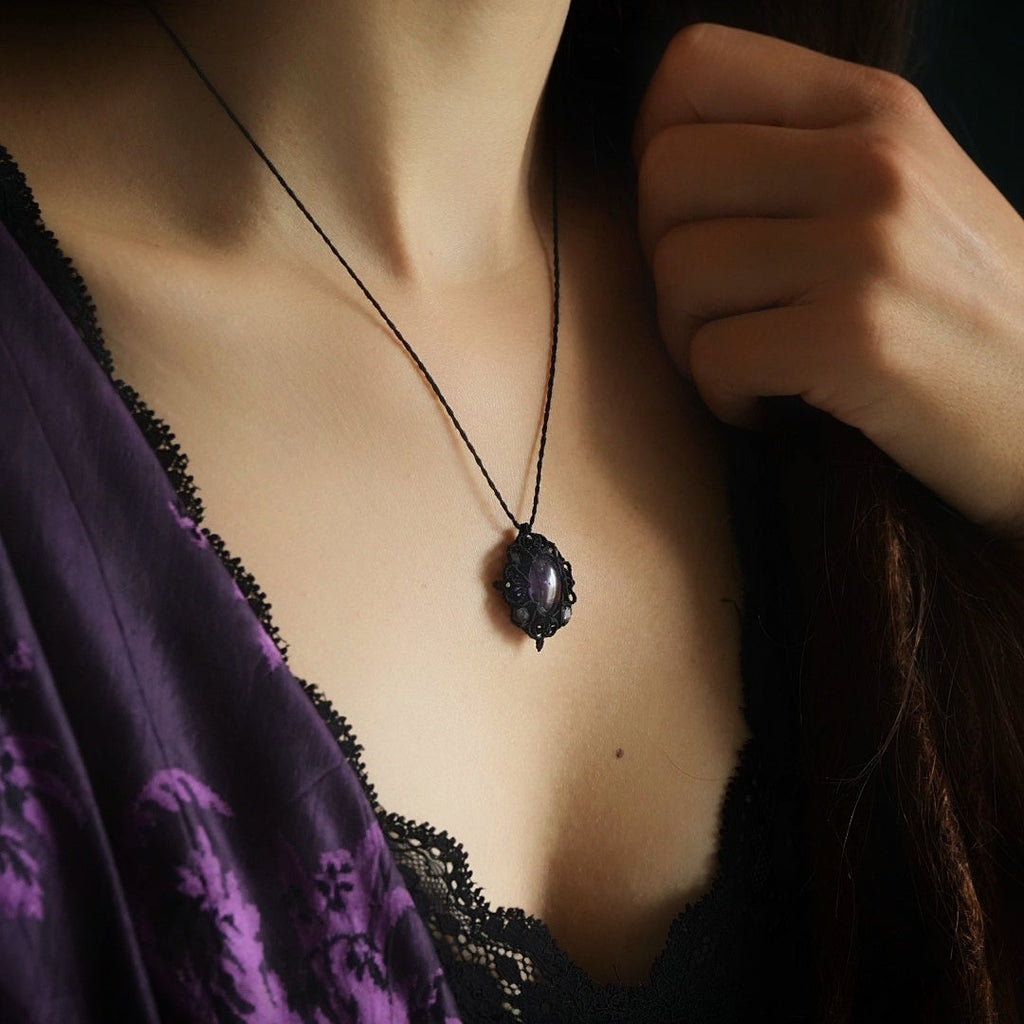 Collier médaillon gothique en micro macramé & améthyste violette - Coton & Astrance