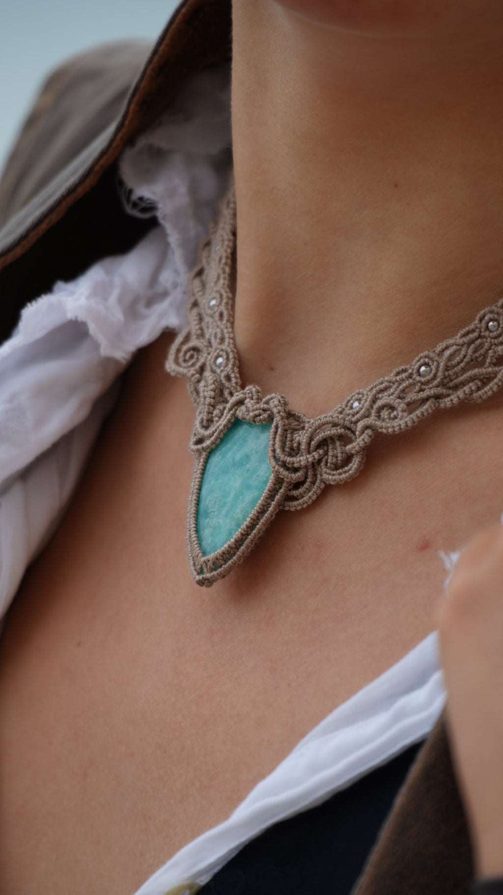 Collier plastron amazonite bleu turquoise en micro macramé