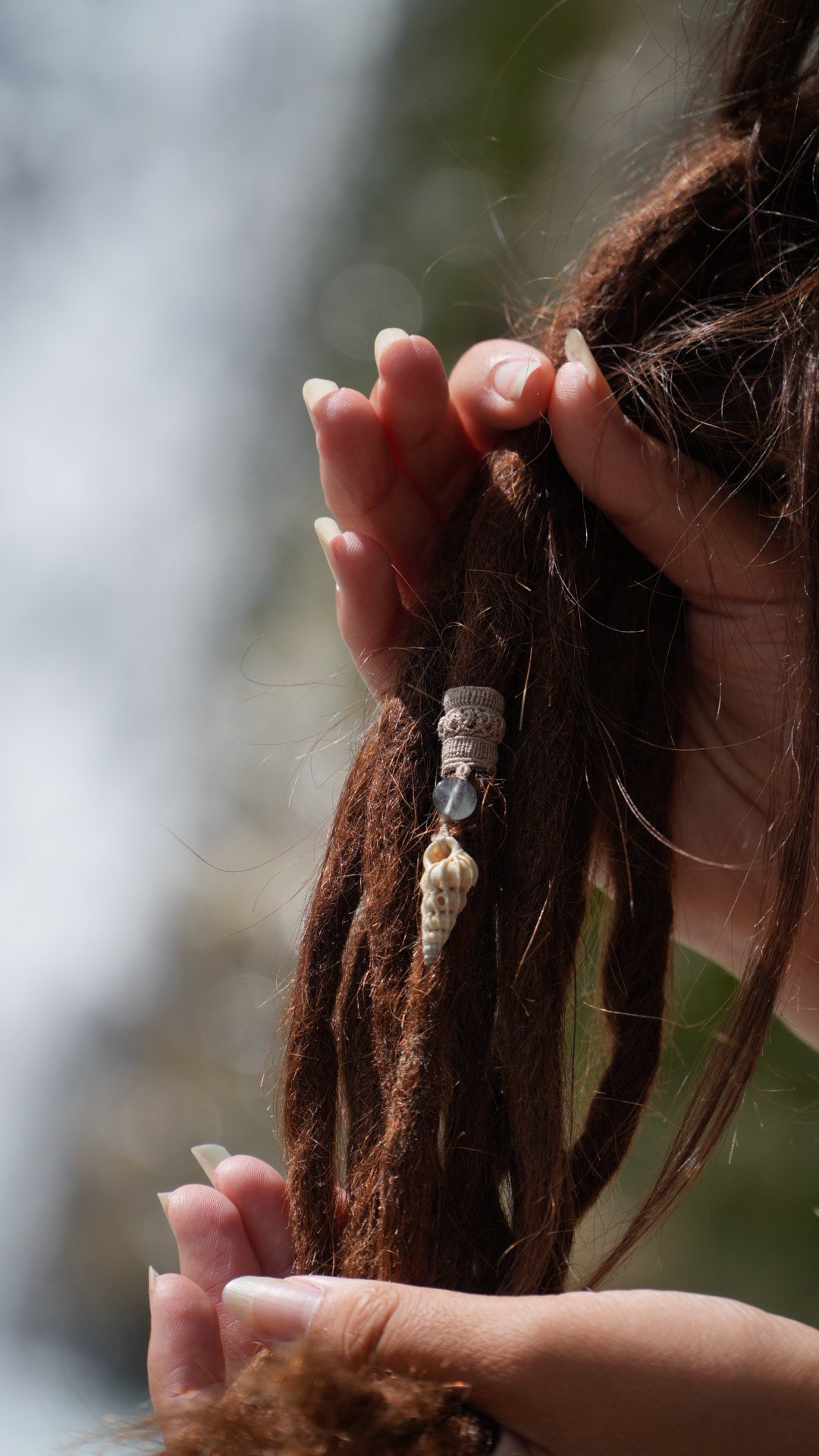 Perle de dreadlocks en micro macramé, fluorite et coquillage – bijou bohème