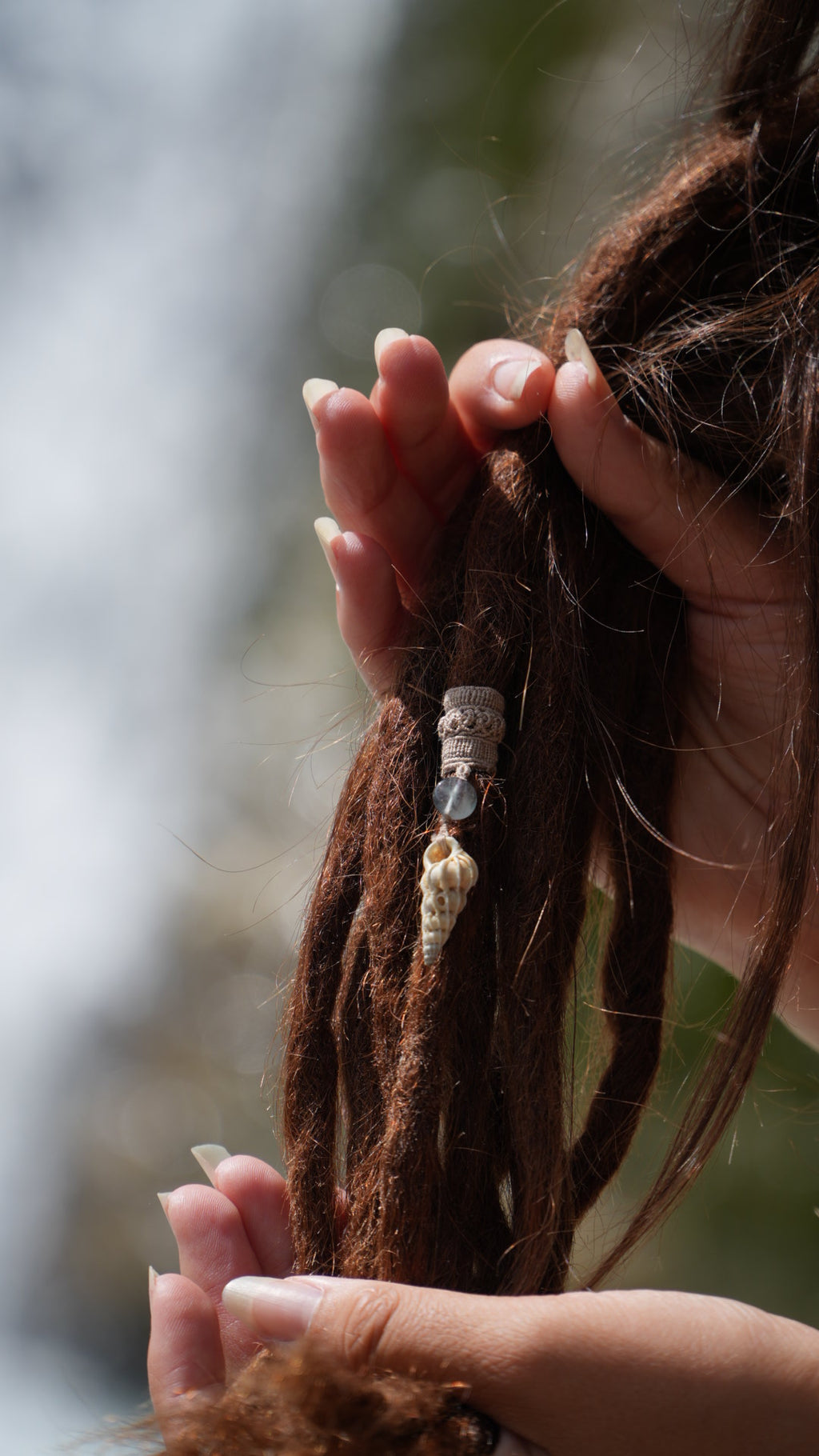 Perle de dreadlocks en micro macramé, fluorite et coquillage – bijou bohème