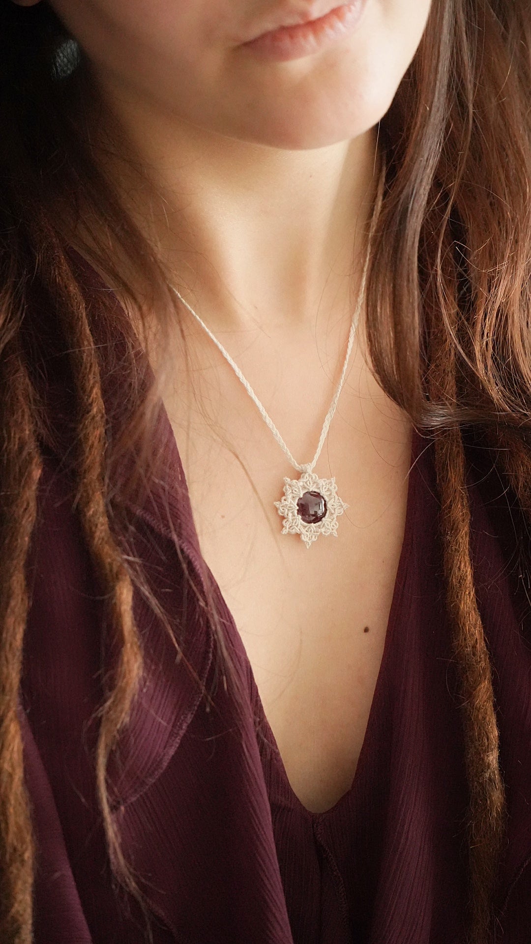 Pendentif elfique en micro macramé grenat rouge