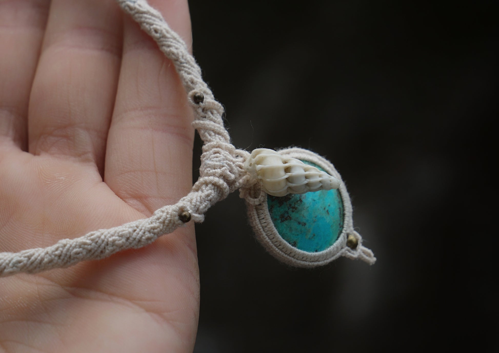 Collier ras de cou avec chrysocolle turquoise & coquillage - Coton & Astrance