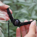 Collier ras-de-cou gothique en micro macramé et améthyste - Coton & Astrance