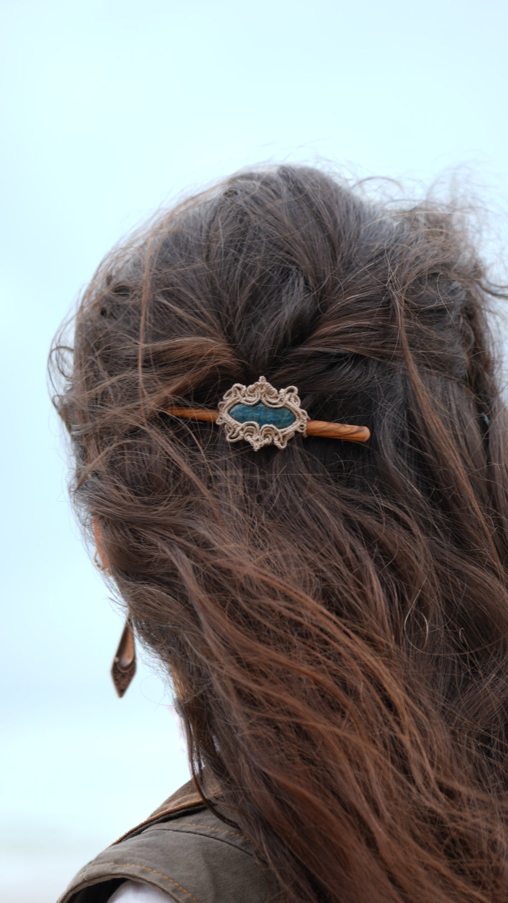Mini barrette à cheveux à pic en micro macramé et apatite bleue
