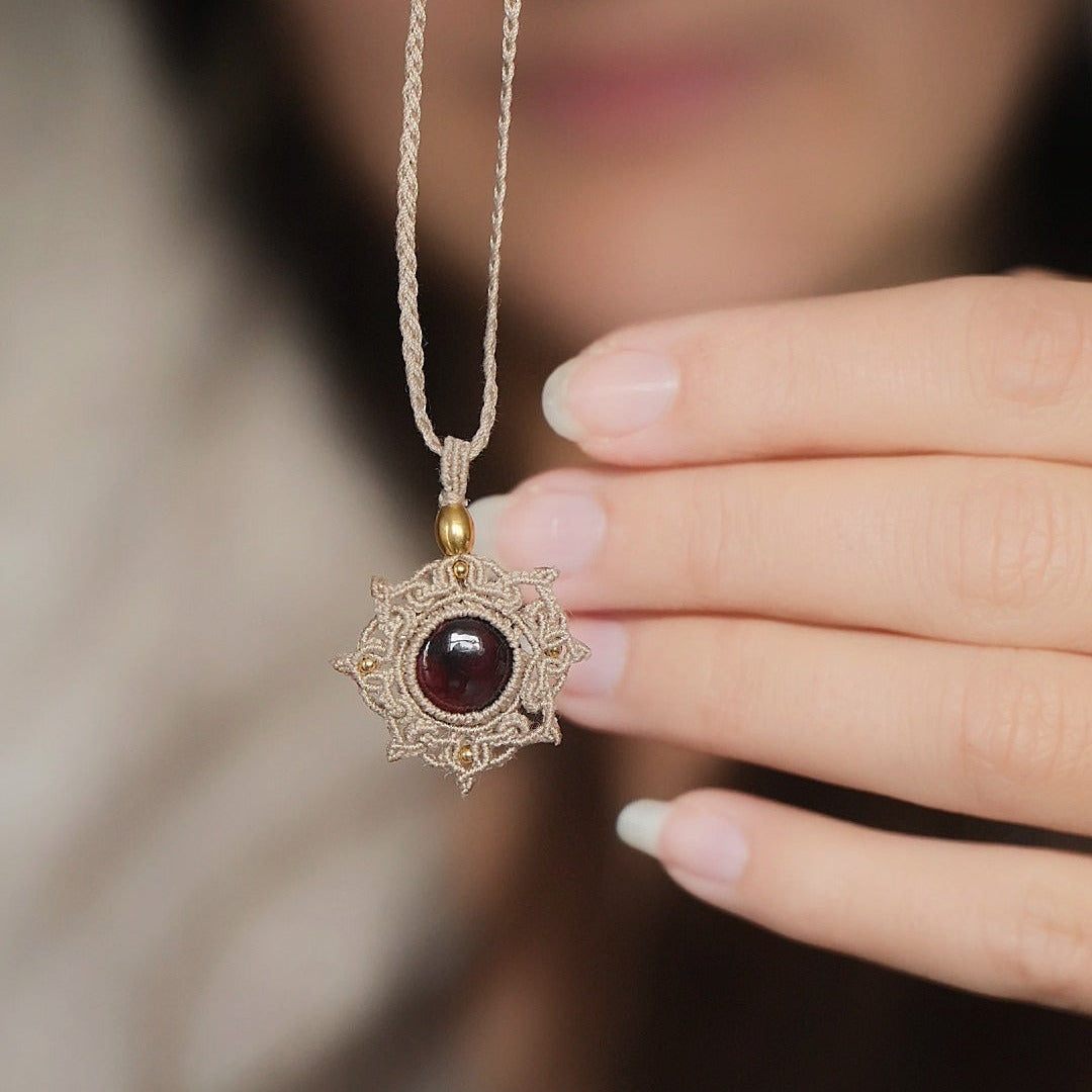 Collier Médaillon en micro macramé et grenat rouge