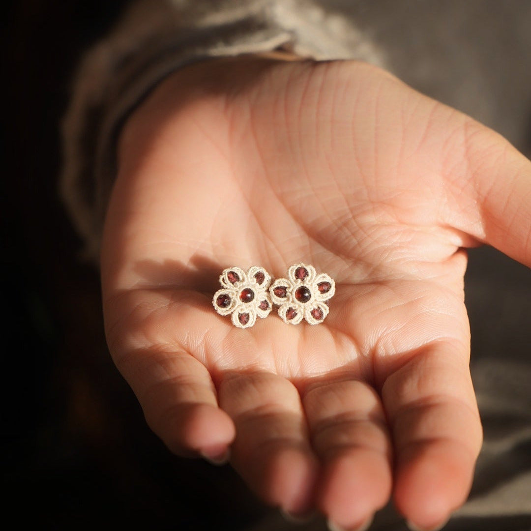 Puces d’oreilles florales en grenat rouge et micro macramé