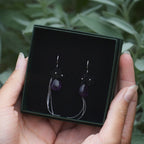 Boucles d’oreilles florales gothiques en micro macramé noir & améthyste - Coton & Astrance