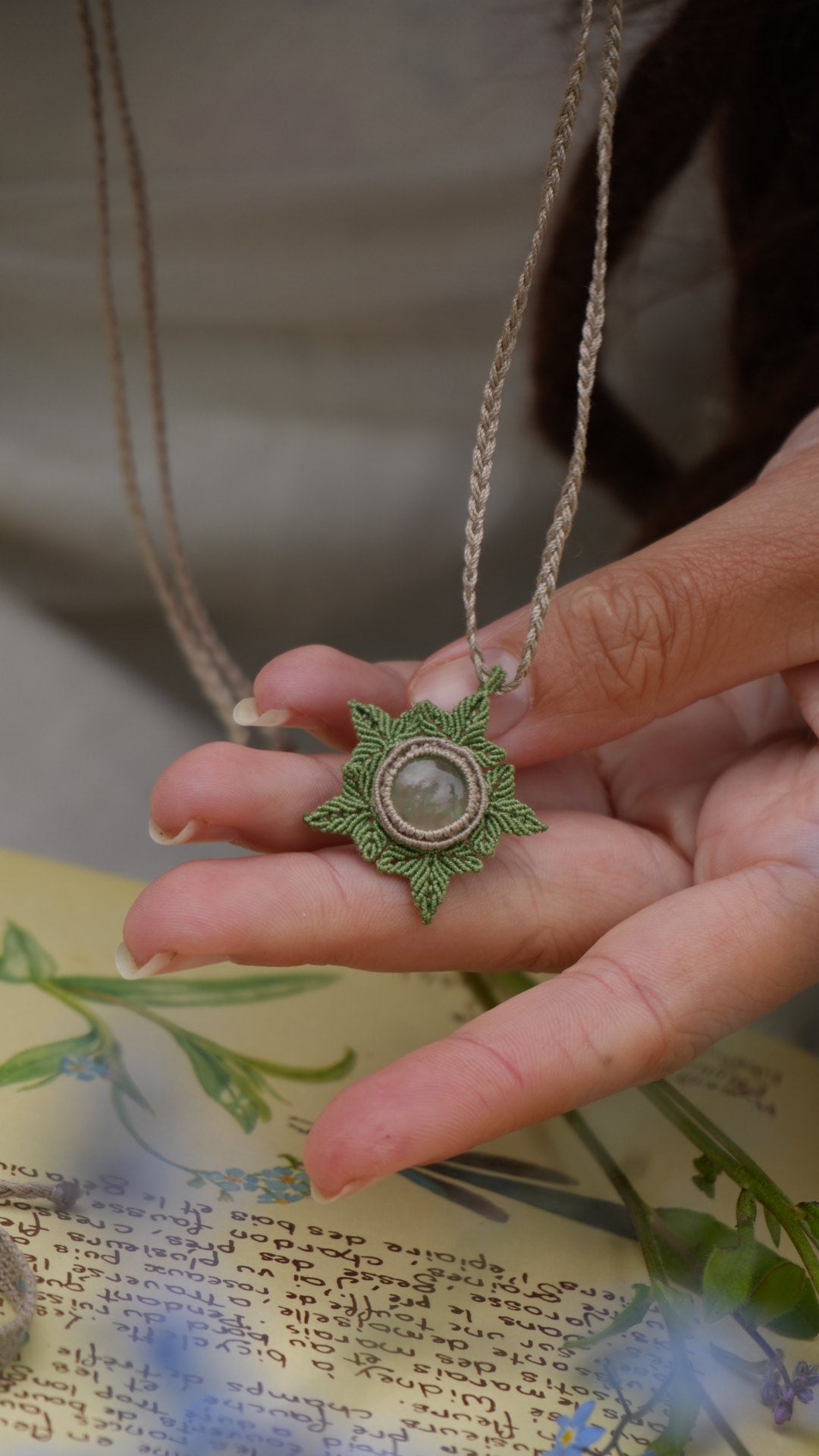 Pendentif elfique en micro macramé et phrénite verte - Coton & Astrance