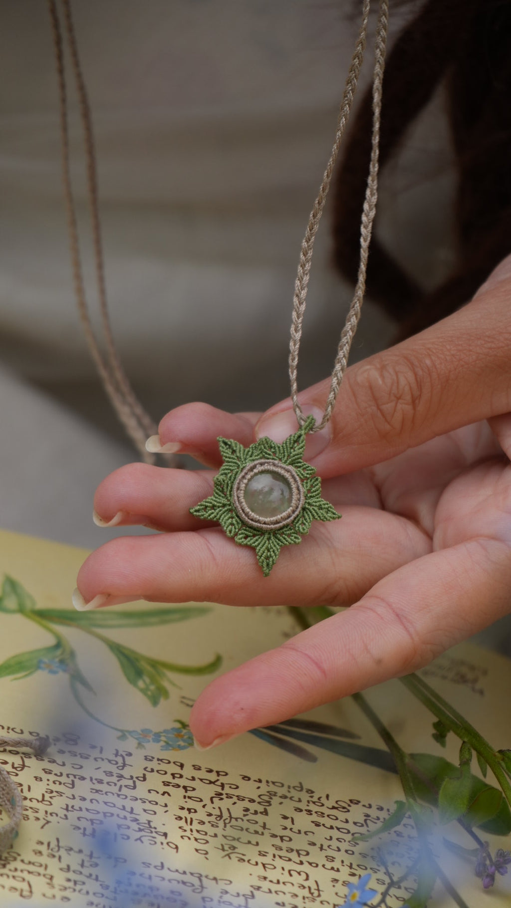 Pendentif elfique en micro macramé et phrénite verte - Coton & Astrance