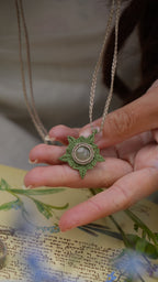 Pendentif elfique en micro macramé et phrénite verte - Coton & Astrance