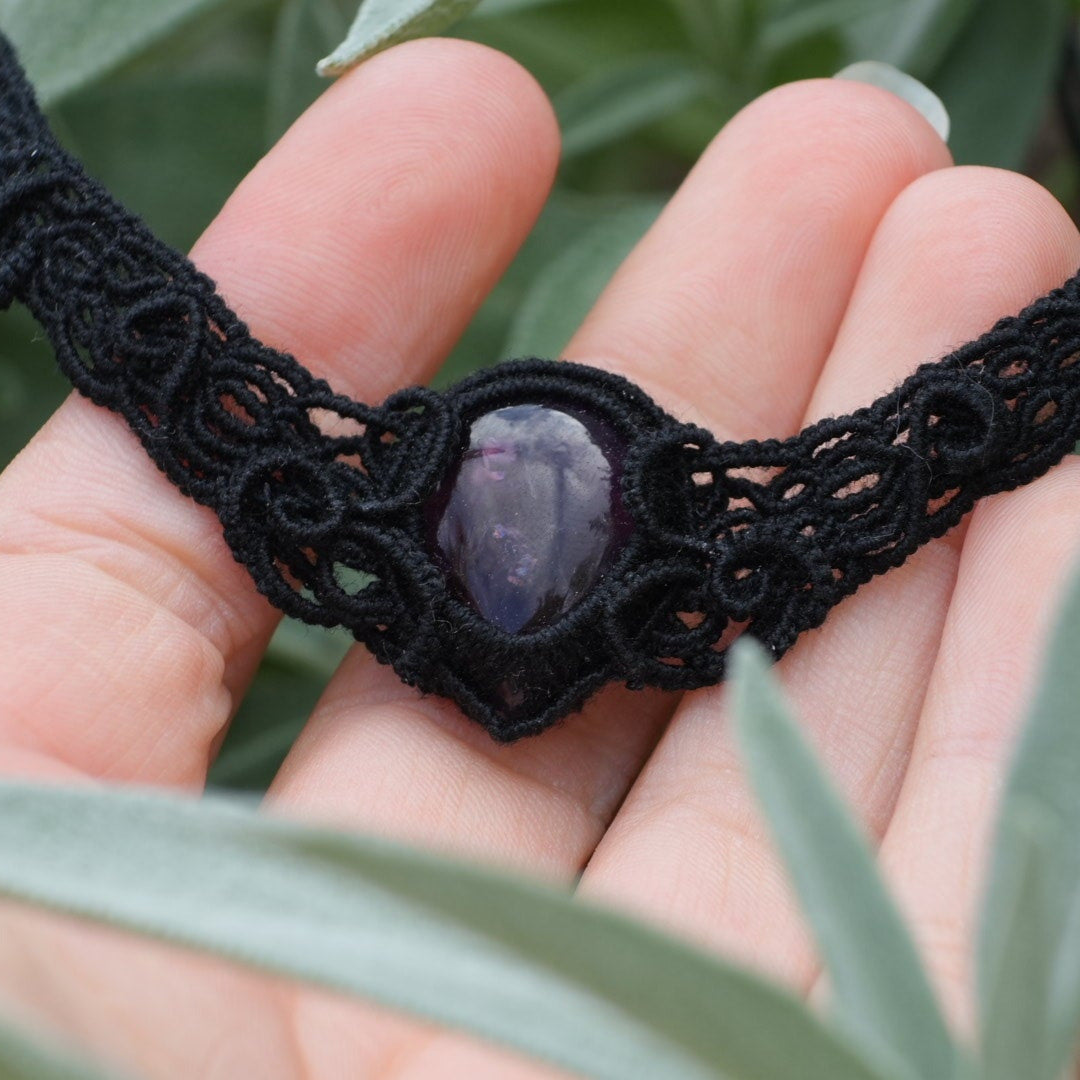 Collier ras-de-cou gothique en micro macramé et améthyste - Coton & Astrance