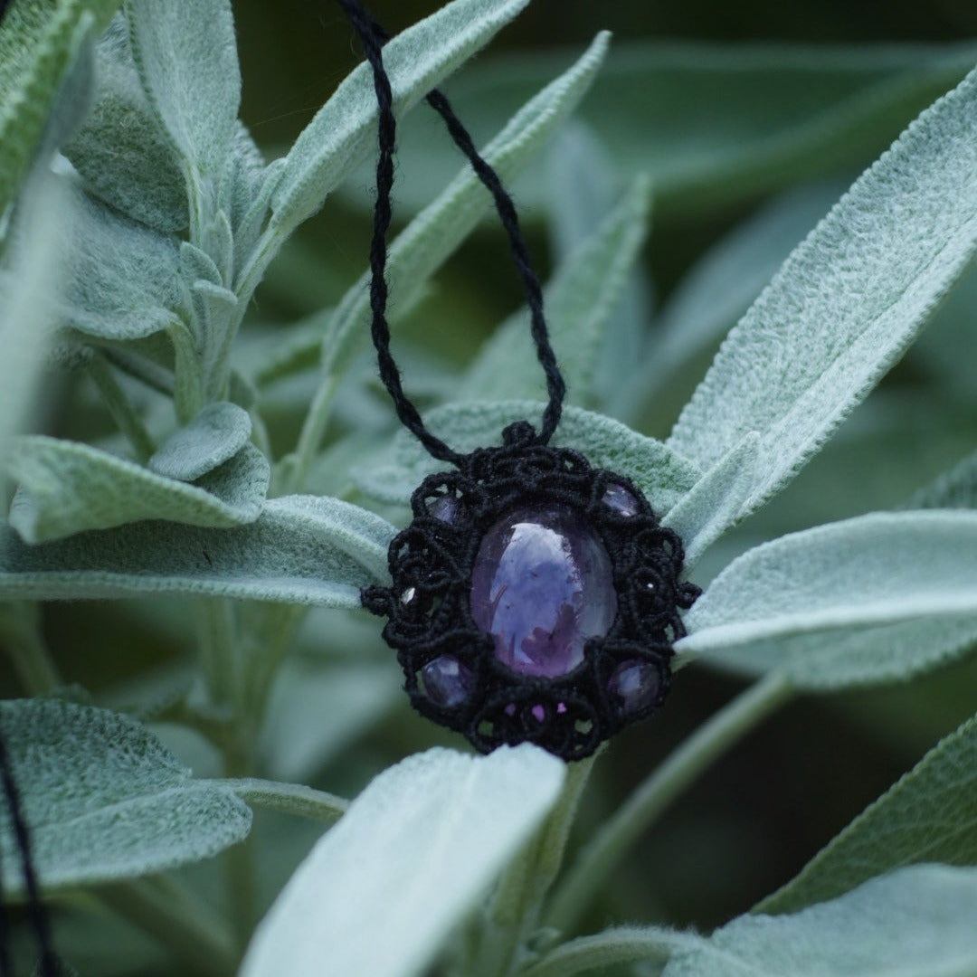 Collier médaillon gothique en micro macramé & améthyste violette - Coton & Astrance