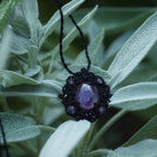 Collier médaillon gothique en micro macramé & améthyste violette - Coton & Astrance
