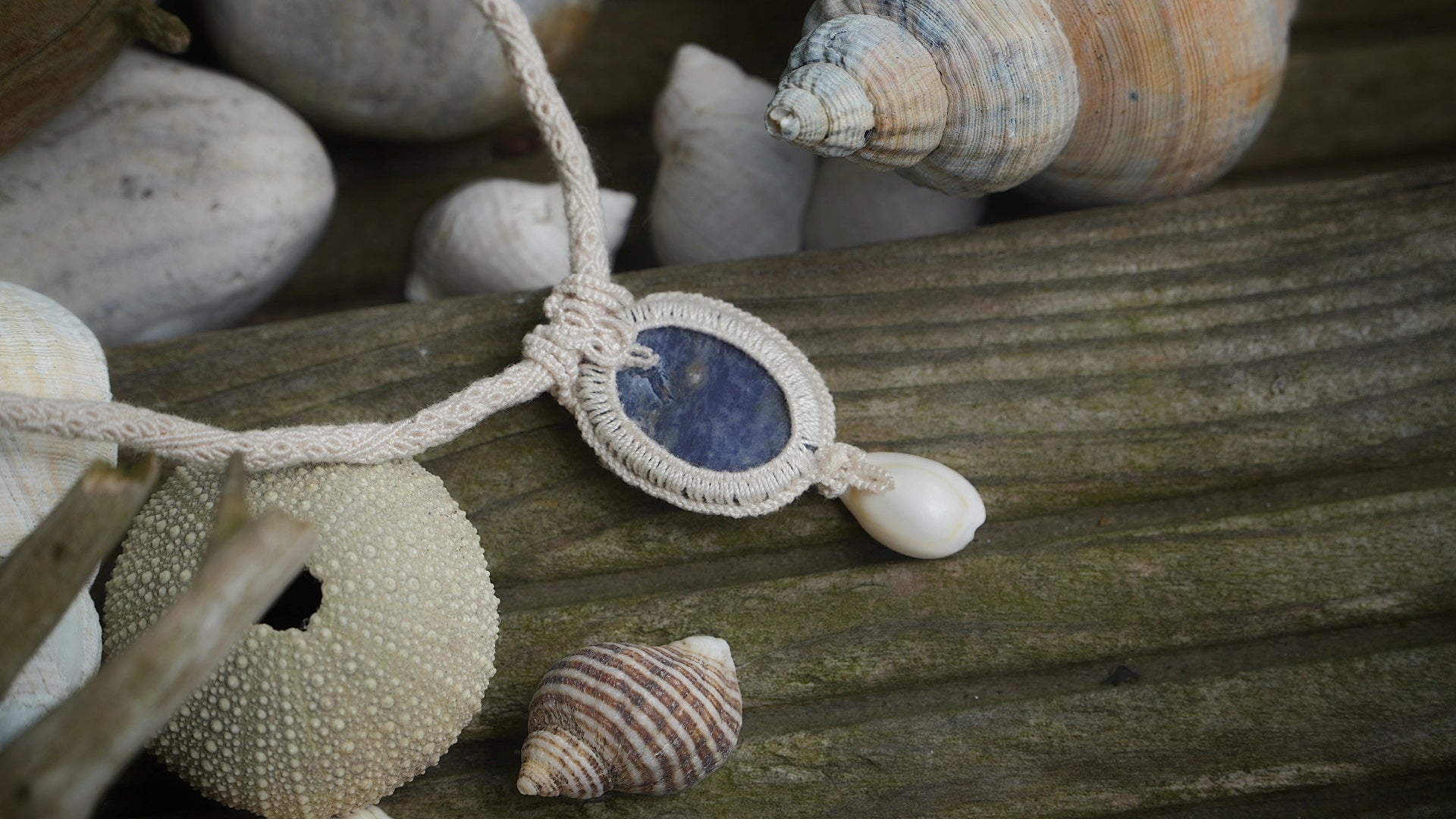 Collier micro macramé unisexe bleu sodalite & cauri – été bohème - Coton & Astrance