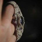Manchette améthyste violette et coton beige, bracelet bohème elfique inspiré des rituels de sorcières et de la magie protectrice. Coton et Astrance