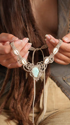 Collier plastron turquoise australienne et cauris – micro macramé