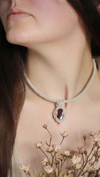 Collier micro macramé tubulaire grenat hessonite et opale éthiopienne