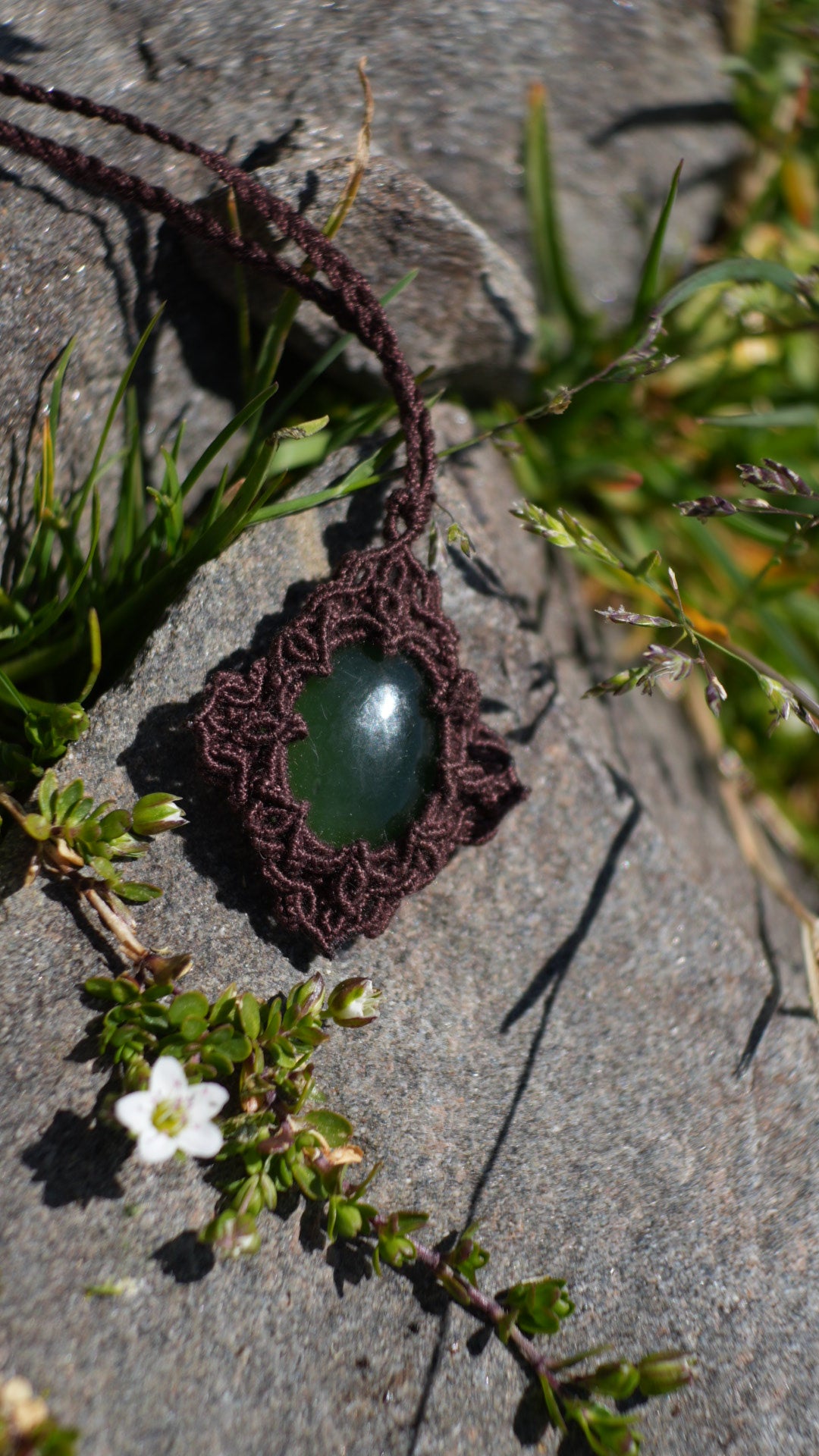 Pendentif jade vert naturel en micro macramé