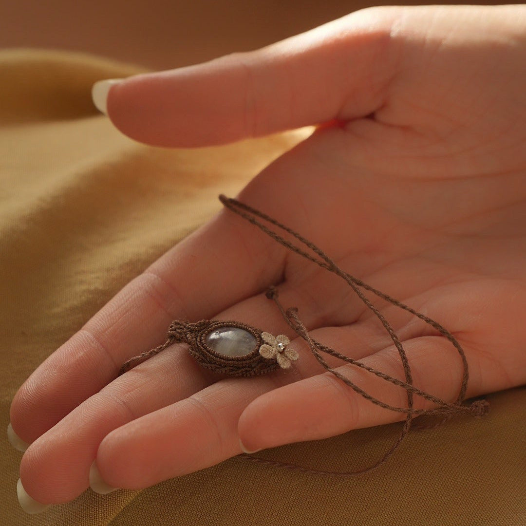 Collier elfique en micro macramé marron clair avec labradorite blanche  Coton et Astrance