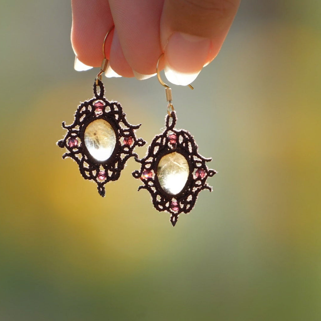 « Gros plan boucles d’oreilles bohèmes losange, citrine translucide et grenat rosé, bijou elfique lumineux en micro macramé marron, fait main en France »