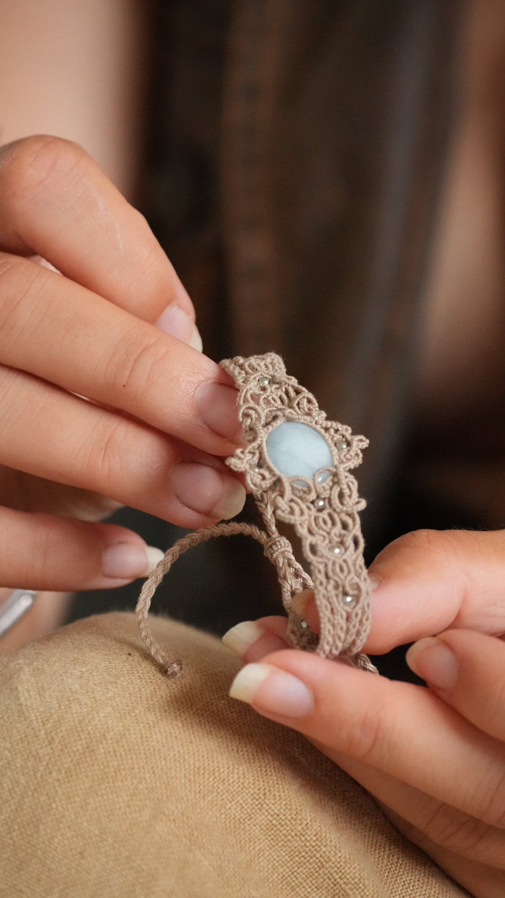Bracelet aigue-marine en micro macramé – manchette fine fait main
