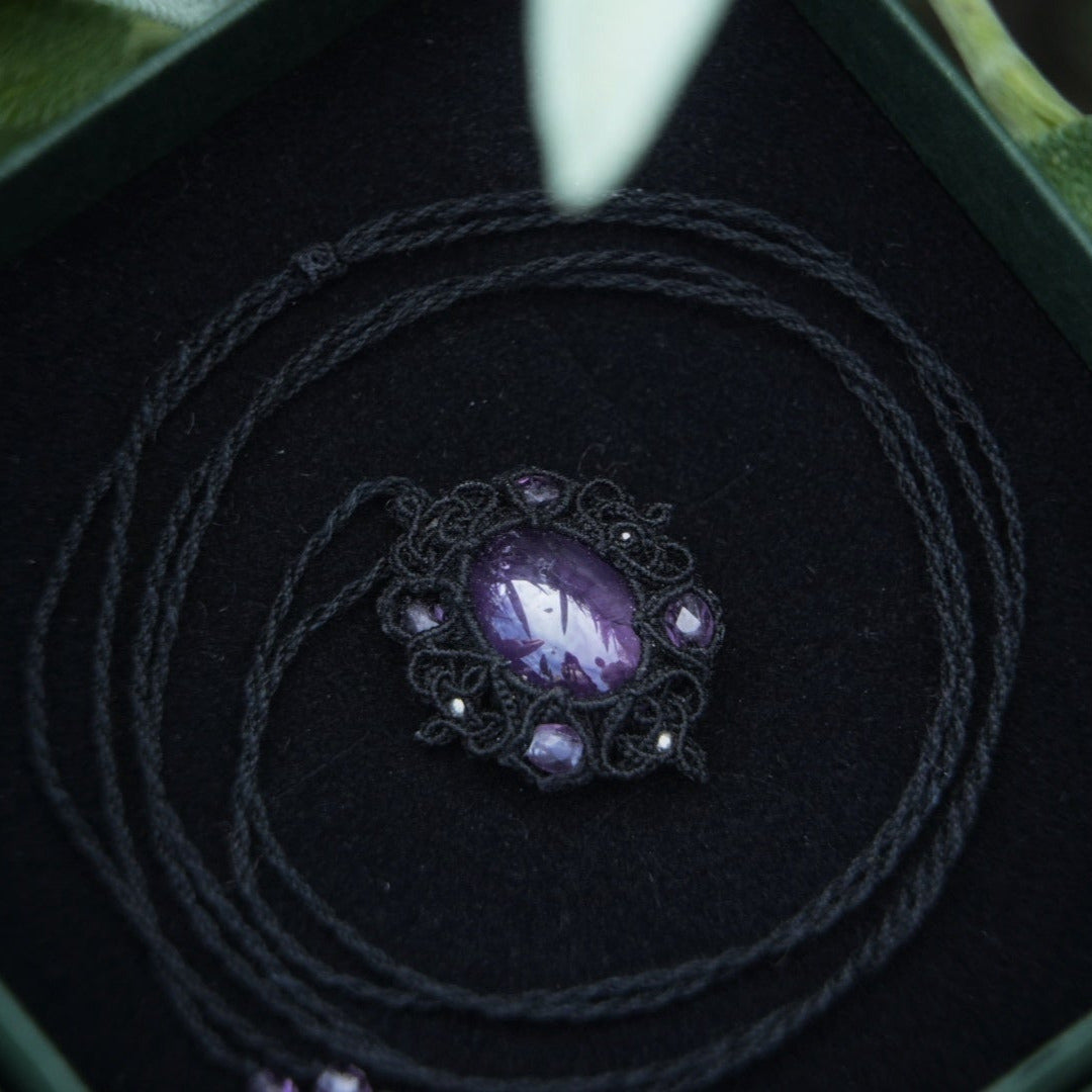 Collier médaillon gothique en micro macramé & améthyste violette - Coton & Astrance