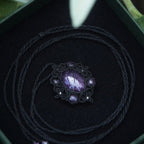 Collier médaillon gothique en micro macramé & améthyste violette - Coton & Astrance