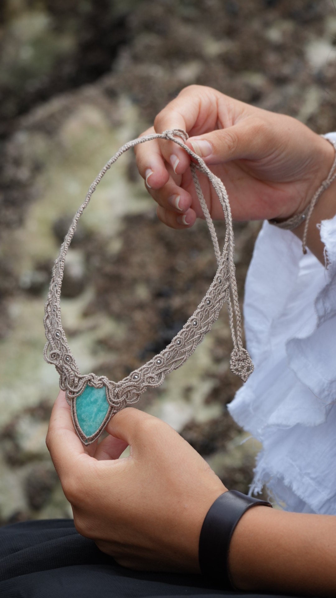 Collier plastron amazonite bleu turquoise en micro macramé
