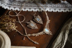 Boucles elfiques labradorite blanche – bijou bohème mariage féérique - Coton & Astrance