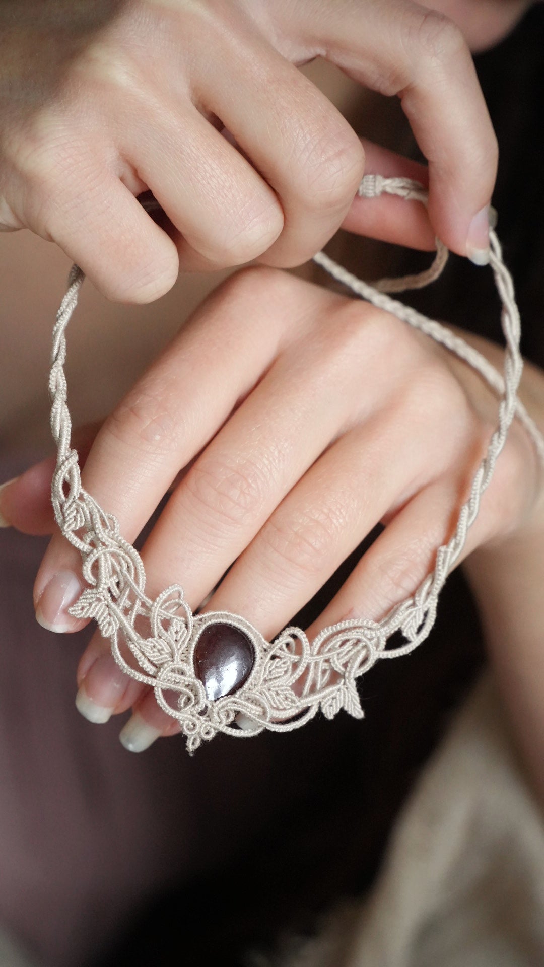 Collier elfique Art Nouveau en micro macramé et Grenat Hessonite