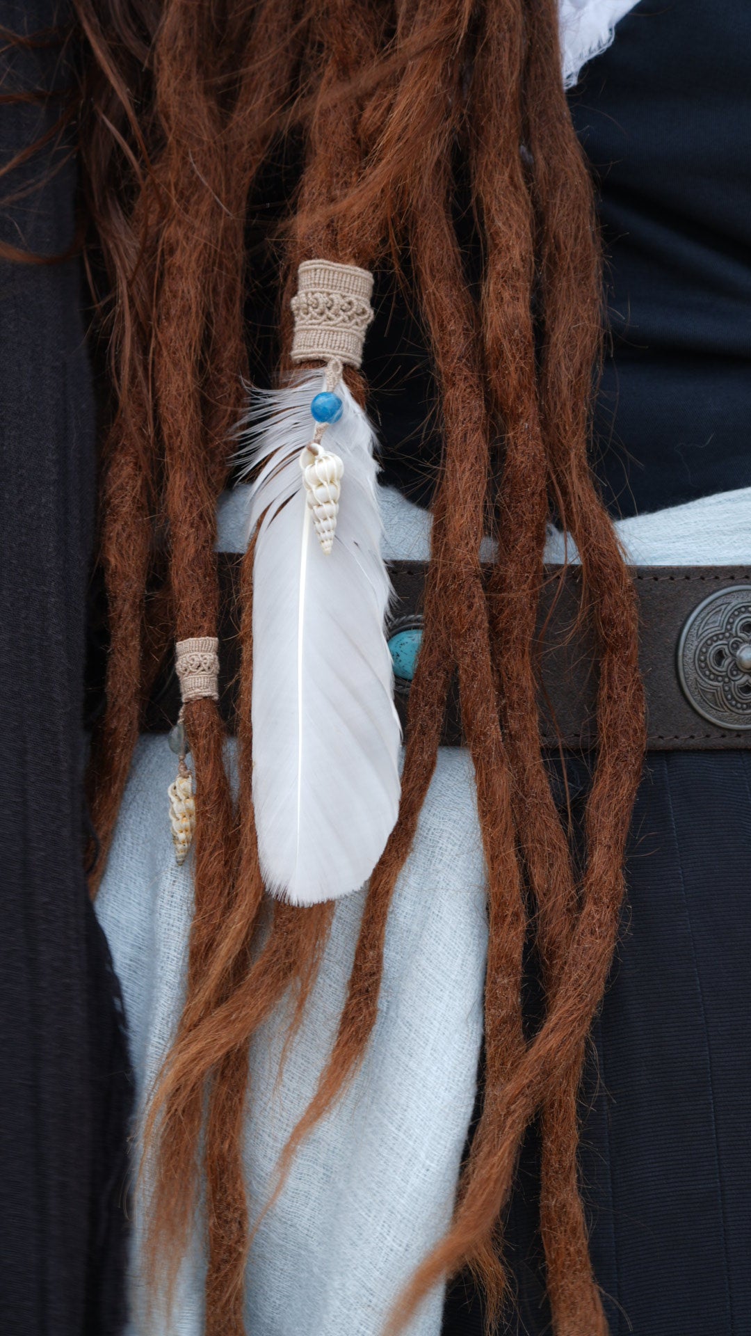 Perle de dreadlocks en micro macramé, fluorite et coquillage – bijou bohème