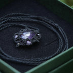 Collier médaillon gothique en micro macramé & améthyste violette - Coton & Astrance