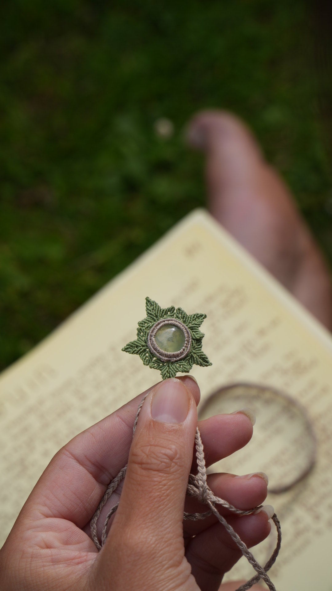 Pendentif elfique en micro macramé et phrénite verte - Coton & Astrance