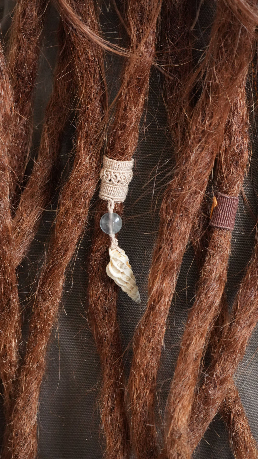 Perle de dreadlocks en micro macramé, fluorite et coquillage – bijou bohème
