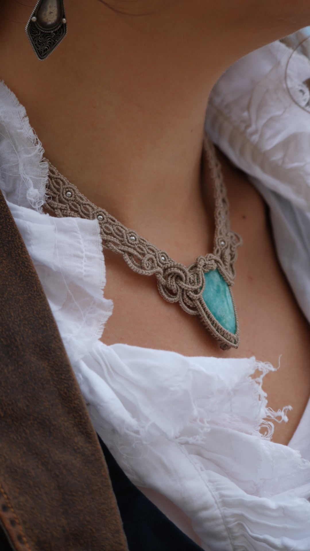 Collier plastron amazonite bleu turquoise en micro macramé