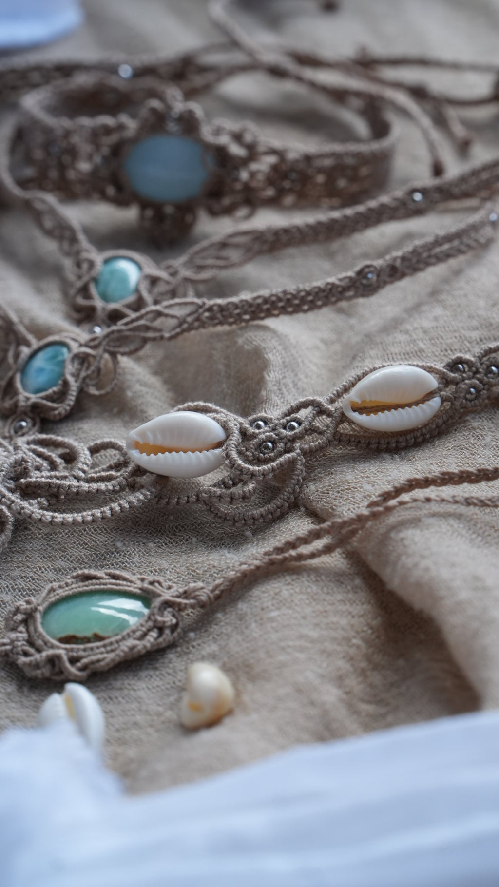 Collier plastron turquoise australienne et cauris – micro macramé