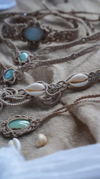 Collier plastron turquoise australienne et cauris – micro macramé