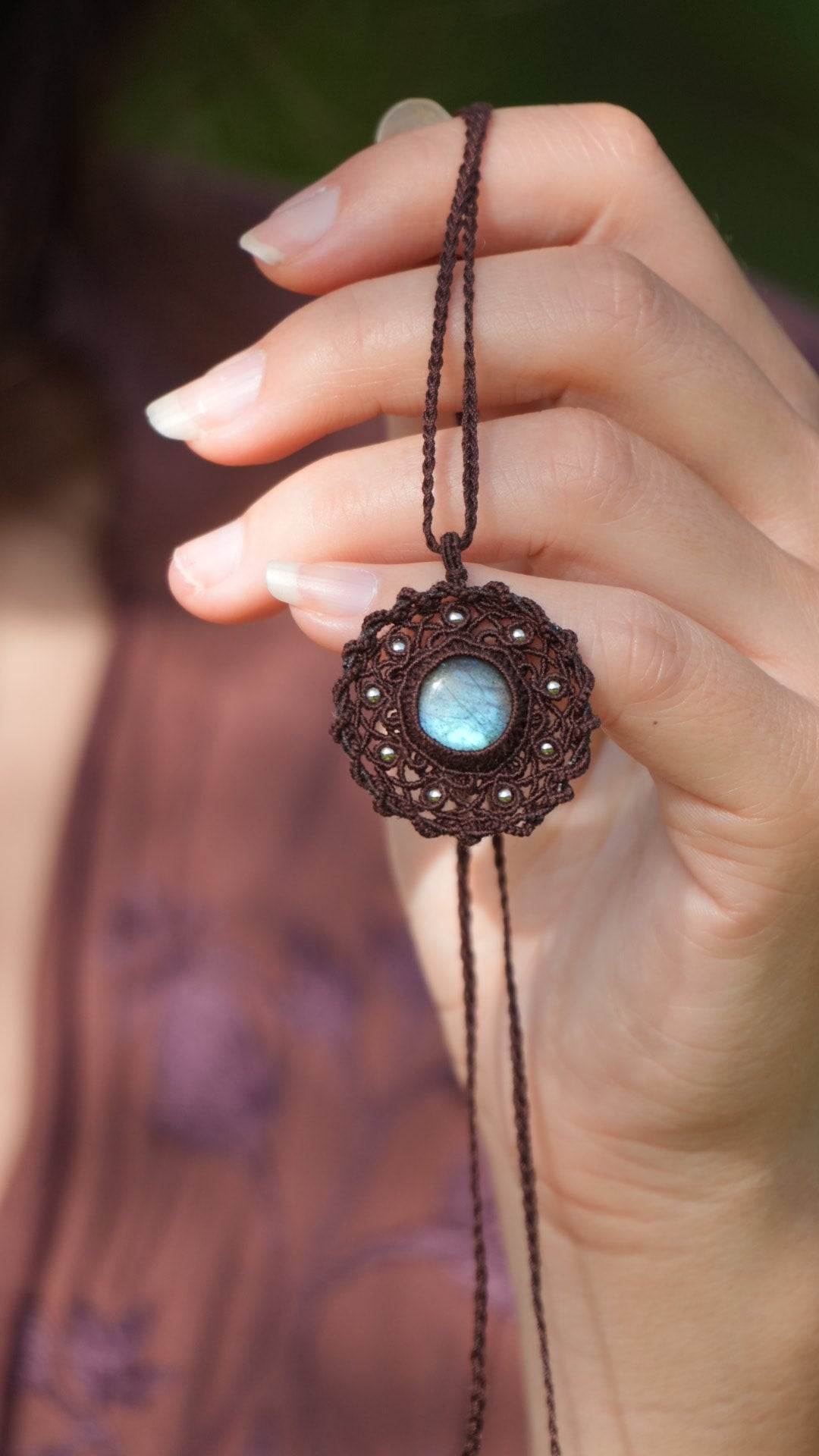 Médaillon rond en labradorite bleue et micro macramé